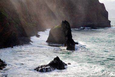 Madeira, Portekiz 'in kayalarıyla dolu dramatik kıyı şeridi