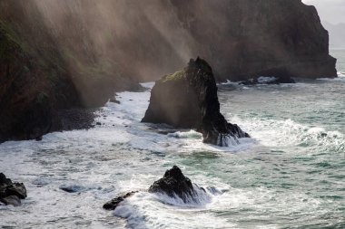 Madeira, Portekiz 'in kayalarıyla dolu dramatik kıyı şeridi