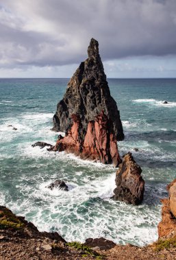 Madeira, Portekiz 'in kayalarıyla dolu dramatik kıyı şeridi