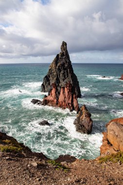 Madeira, Portekiz 'in kayalarıyla dolu dramatik kıyı şeridi