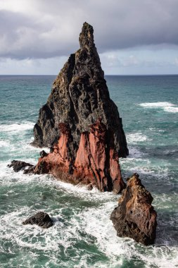 Madeira, Portekiz 'in kayalarıyla dolu dramatik kıyı şeridi