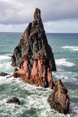 Madeira, Portekiz 'in kayalarıyla dolu dramatik kıyı şeridi