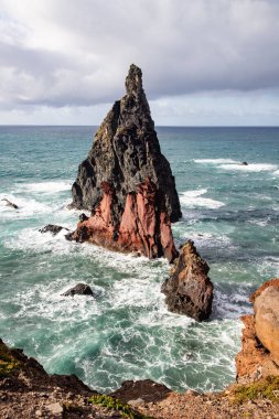 Madeira, Portekiz 'in kayalarıyla dolu dramatik kıyı şeridi