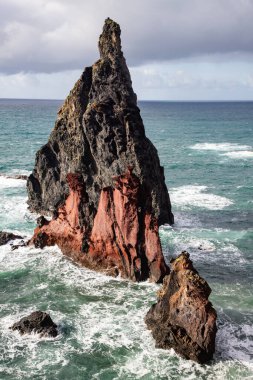 Madeira, Portekiz 'in kayalarıyla dolu dramatik kıyı şeridi