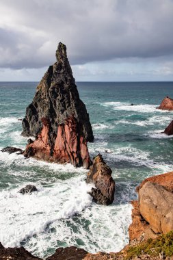 Madeira, Portekiz 'in kayalarıyla dolu dramatik kıyı şeridi