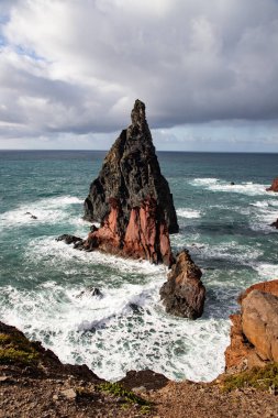 Madeira, Portekiz 'in kayalarıyla dolu dramatik kıyı şeridi