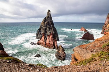 Madeira, Portekiz 'in kayalarıyla dolu dramatik kıyı şeridi