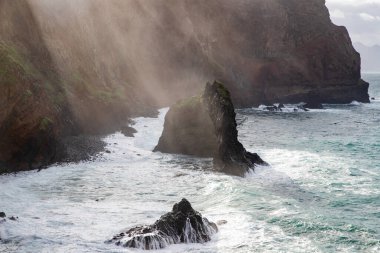 Madeira, Portekiz 'in kayalarıyla dolu dramatik kıyı şeridi
