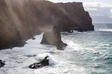 Madeira, Portekiz 'in kayalarıyla dolu dramatik kıyı şeridi