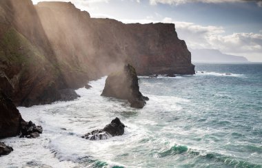 Madeira, Portekiz 'in kayalarıyla dolu dramatik kıyı şeridi