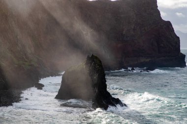Madeira, Portekiz 'in kayalarıyla dolu dramatik kıyı şeridi