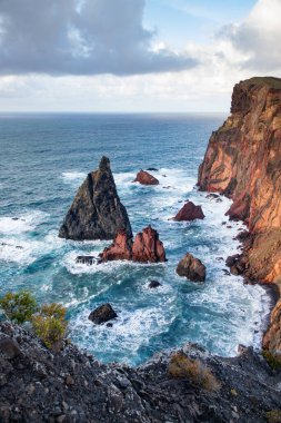 Madeira, Portekiz 'in kayalarıyla dolu dramatik kıyı şeridi