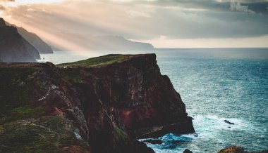 Madeira, Portekiz 'in kayalarıyla dolu dramatik kıyı şeridi