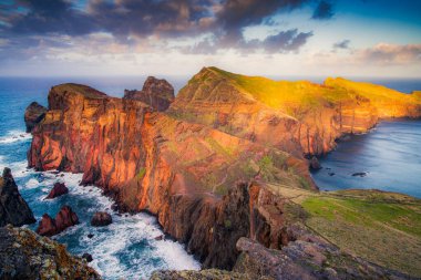 Madeira, Portekiz 'in kayalarıyla dolu dramatik kıyı şeridi