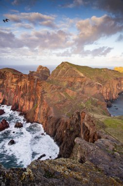 Madeira, Portekiz 'in kayalarıyla dolu dramatik kıyı şeridi