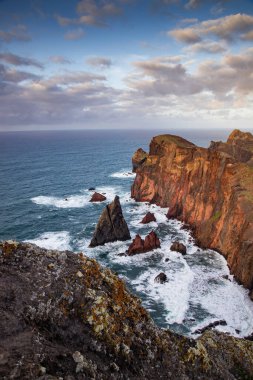 Madeira, Portekiz 'in kayalarıyla dolu dramatik kıyı şeridi