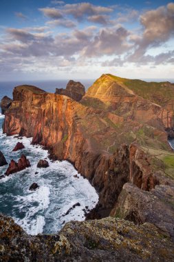 Madeira, Portekiz 'in kayalarıyla dolu dramatik kıyı şeridi