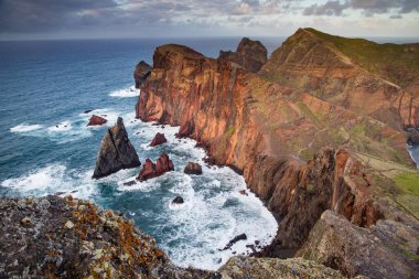 Madeira, Portekiz 'in kayalarıyla dolu dramatik kıyı şeridi