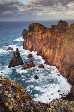 Madeira, Portekiz 'in kayalarıyla dolu dramatik kıyı şeridi