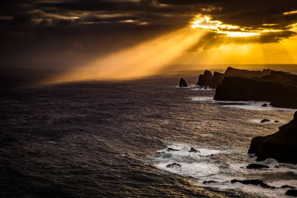Madeira, Portekiz 'in kayalarıyla dolu dramatik kıyı şeridi