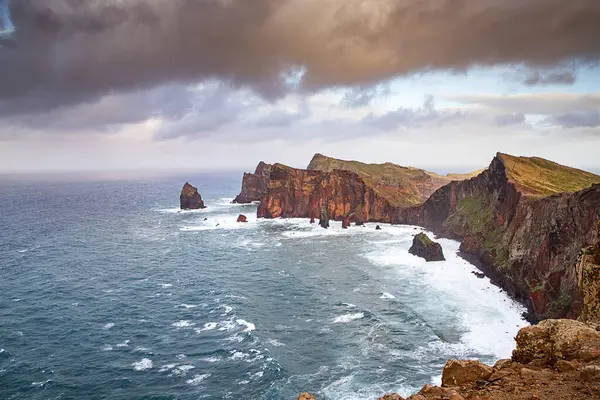 Madeira, Portekiz 'in kayalarıyla dolu dramatik kıyı şeridi