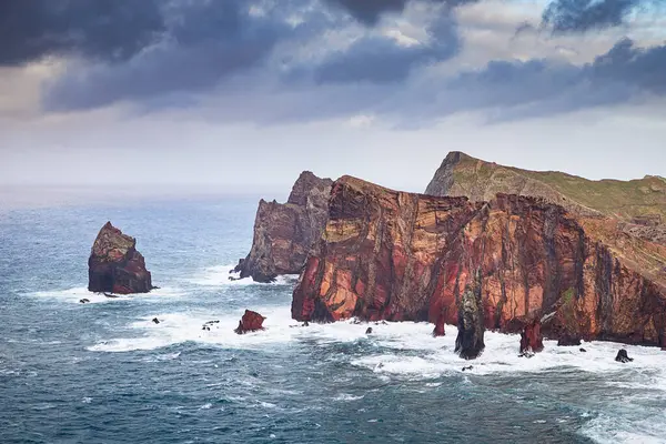 Madeira, Portekiz 'in kayalarıyla dolu dramatik kıyı şeridi