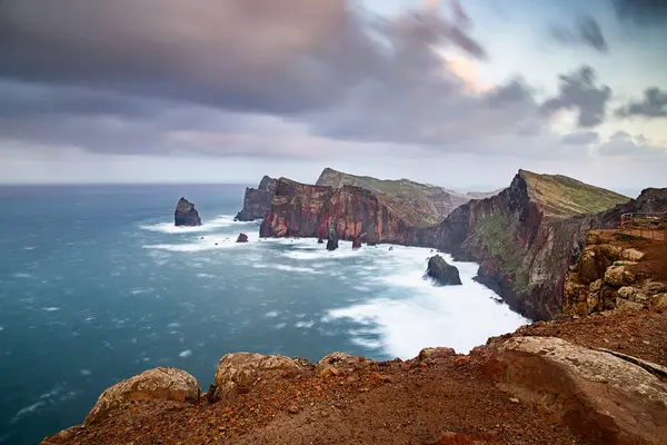 Madeira, Portekiz 'in kayalarıyla dolu dramatik kıyı şeridi
