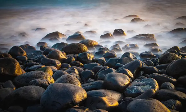 Madeira, Portekiz 'in kayalarıyla dolu dramatik kıyı şeridi