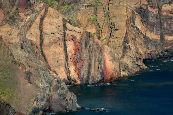 Madeira, Portekiz 'in kayalarıyla dolu dramatik kıyı şeridi