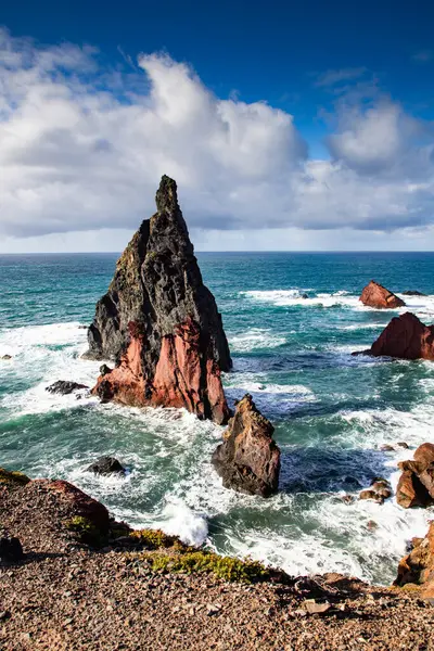 Madeira, Portekiz 'in kayalarıyla dolu dramatik kıyı şeridi