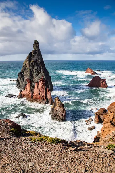 Madeira, Portekiz 'in kayalarıyla dolu dramatik kıyı şeridi