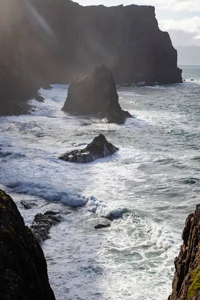Madeira, Portekiz 'in kayalarıyla dolu dramatik kıyı şeridi