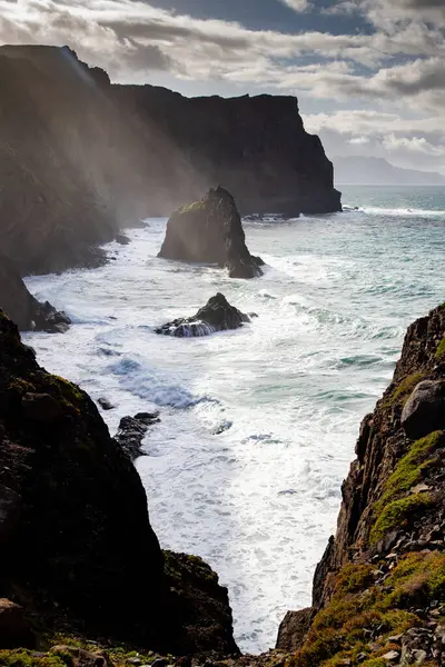 Madeira, Portekiz 'in kayalarıyla dolu dramatik kıyı şeridi
