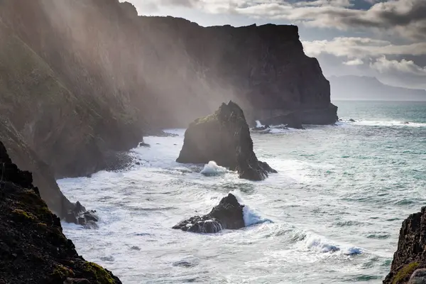 Madeira, Portekiz 'in kayalarıyla dolu dramatik kıyı şeridi