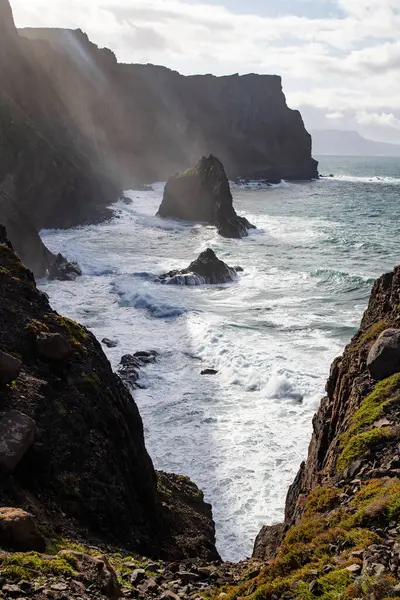 Madeira, Portekiz 'in kayalarıyla dolu dramatik kıyı şeridi