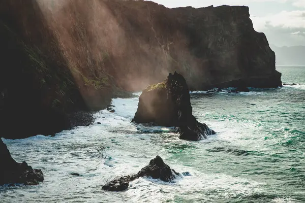 Madeira, Portekiz 'in kayalarıyla dolu dramatik kıyı şeridi