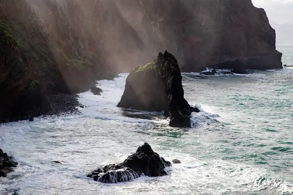 Madeira, Portekiz 'in kayalarıyla dolu dramatik kıyı şeridi