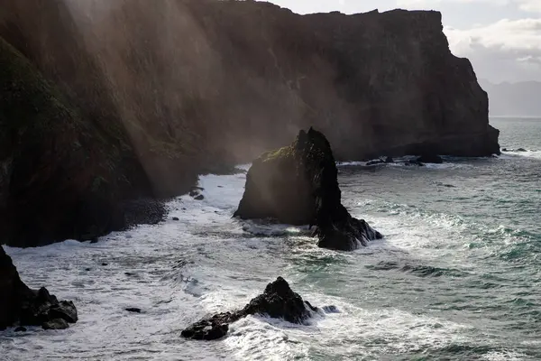 Madeira, Portekiz 'in kayalarıyla dolu dramatik kıyı şeridi