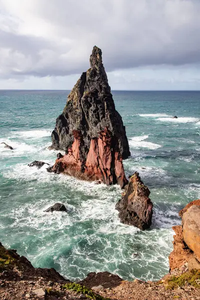 Madeira, Portekiz 'in kayalarıyla dolu dramatik kıyı şeridi