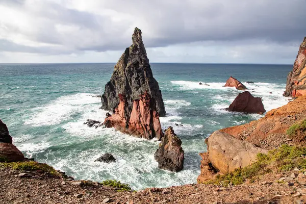 Madeira, Portekiz 'in kayalarıyla dolu dramatik kıyı şeridi