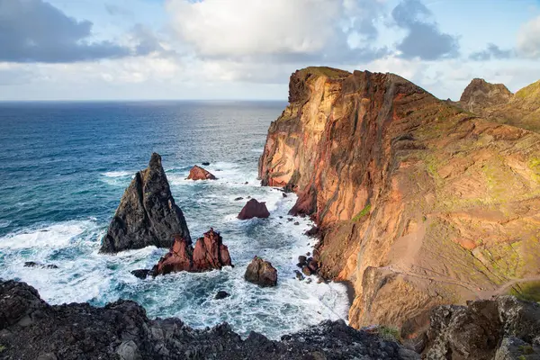 Madeira, Portekiz 'in kayalarıyla dolu dramatik kıyı şeridi