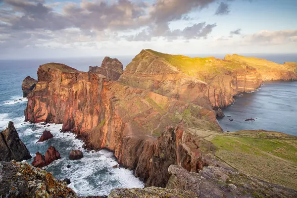 Madeira, Portekiz 'in kayalarıyla dolu dramatik kıyı şeridi