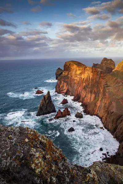 Madeira, Portekiz 'in kayalarıyla dolu dramatik kıyı şeridi