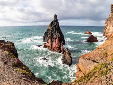Madeira, Portekiz 'in kayalarıyla dolu dramatik kıyı şeridi