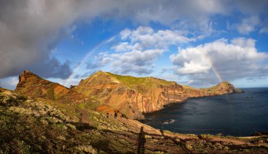 Madeira, Portekiz 'in kayalarıyla dolu dramatik kıyı şeridi