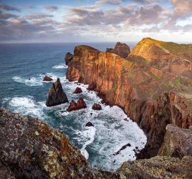 Madeira, Portekiz 'in kayalarıyla dolu dramatik kıyı şeridi