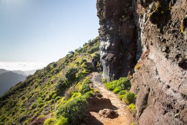 Portekiz 'in Madeira adasının en yüksek noktası olan Arieiro tepesi yakınlarındaki dağ ve kayaların manzarası