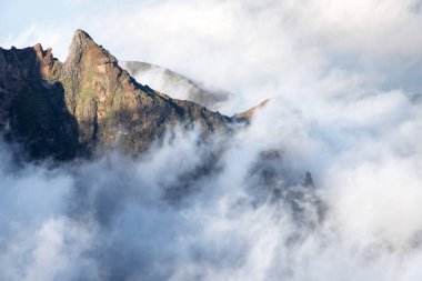 Portekiz 'in Madeira adasının en yüksek noktası olan Arieiro tepesi yakınlarındaki dağ ve kayaların manzarası