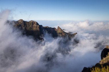Portekiz 'in Madeira adasının en yüksek noktası olan Arieiro tepesi yakınlarındaki dağ ve kayaların manzarası