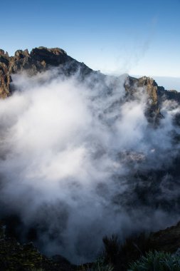 Portekiz 'in Madeira adasının en yüksek noktası olan Arieiro tepesi yakınlarındaki dağ ve kayaların manzarası